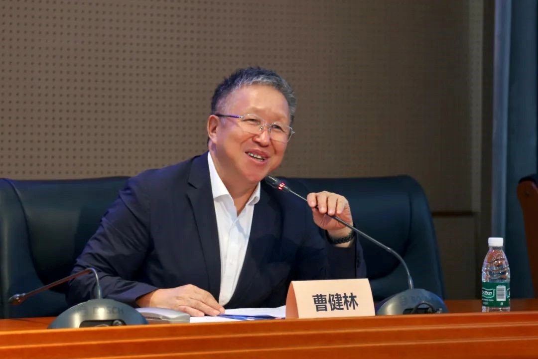 科技部原副部長(zhǎng)、十三屆全國(guó)政協(xié)教科衛(wèi)體委員會(huì)副主任、現(xiàn)任季華實(shí)驗(yàn)室理事長(zhǎng)、主任曹健林致辭。主辦方供圖