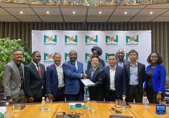 9月9日，在納米比亞首都溫得和克，嘉賓在簽字儀式后合影。新華社發(fā)（江西國際供圖）