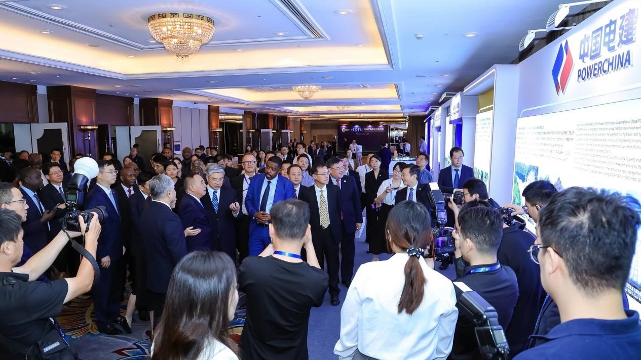 與會嘉賓參觀主題展覽。主辦方供圖