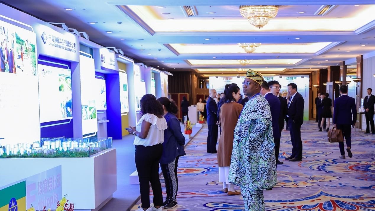 與會嘉賓參觀主題展覽。主辦方供圖