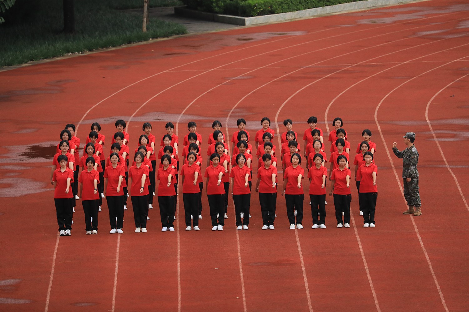 華坪女高2024級新生軍訓(xùn)。華坪縣融媒體中心供圖