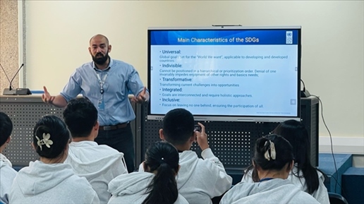 聯(lián)合國內(nèi)羅畢辦事處的工作人員為支隊(duì)成員講解可持續(xù)發(fā)展目標(biāo)。林源攝