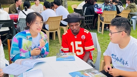 支隊(duì)成員在青年論壇上與世界各地的志愿者交流。 林源攝