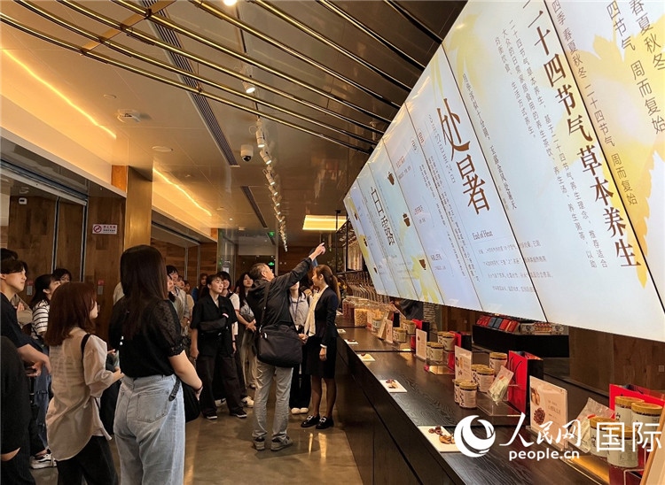 2. 日中友好協(xié)會(huì)青年代表團(tuán)一行學(xué)習(xí)24節(jié)氣養(yǎng)生知識(shí)。（人民網(wǎng)記者陳思 攝）