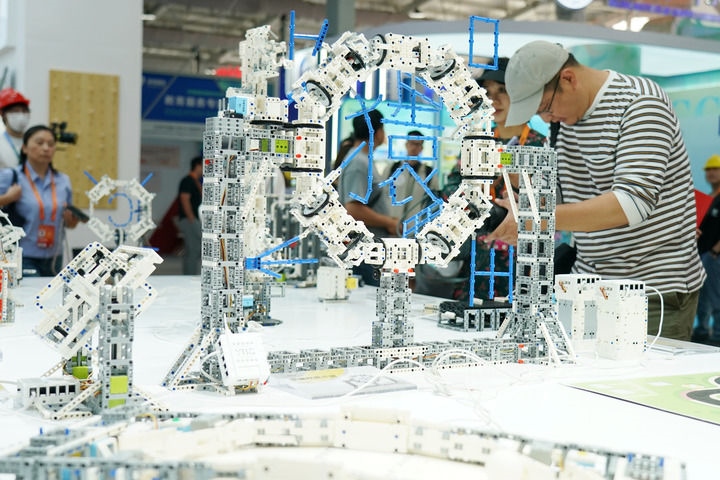 2024年9月11日，記者在服貿會首鋼園區(qū)教育服務館采訪。新華社記者 張晨霖 攝