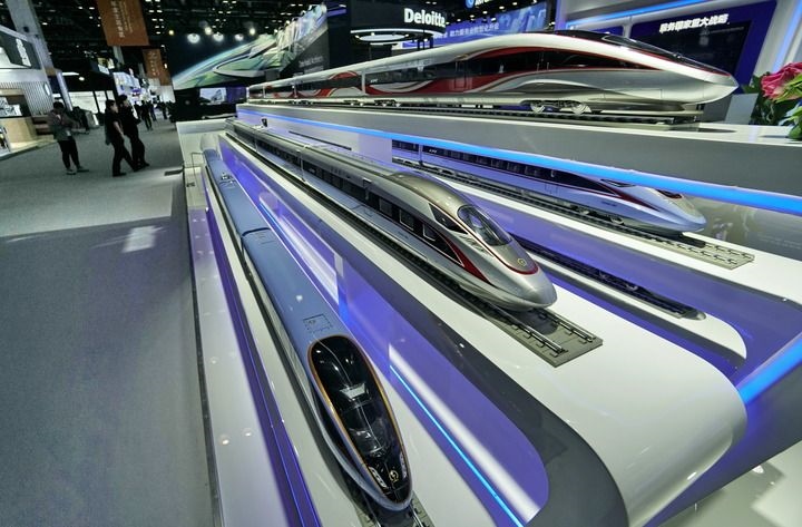 2024年9月11日拍攝的國家會議中心會場內的展臺。新華社記者 李欣 攝