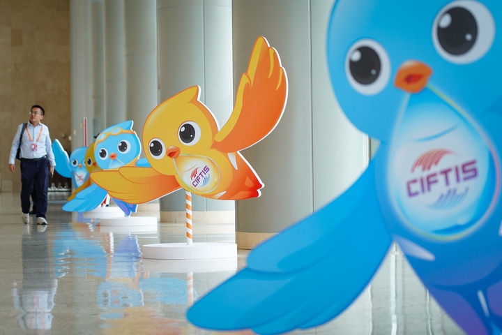 2024年9月11日在國家會議中心拍攝的服貿會吉祥物“福燕”形象。新華社記者 陳鐘昊 攝