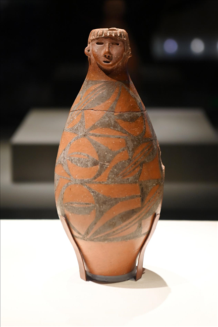 大地灣出土的人頭形器口彩陶瓶。新華社記者 范培珅 攝