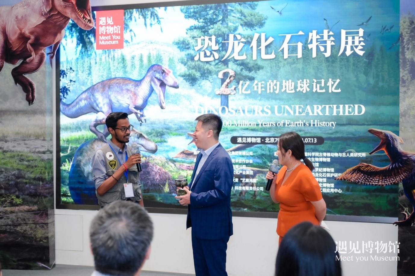 8. 中國科學(xué)院古脊椎動物與人類研究所特別研究助理保羅·拉米向游客介紹“2億年的地球記憶——恐龍化石特展”。遇見博物館供圖