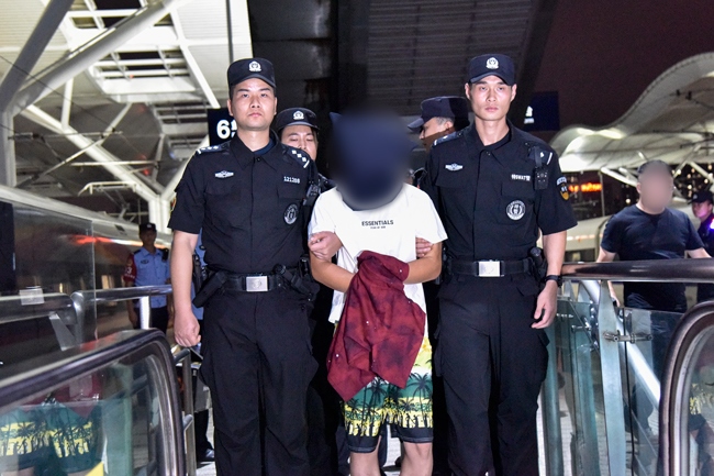 一名潛逃柬埔寨的犯罪嫌疑人被押解回國。公安部供圖