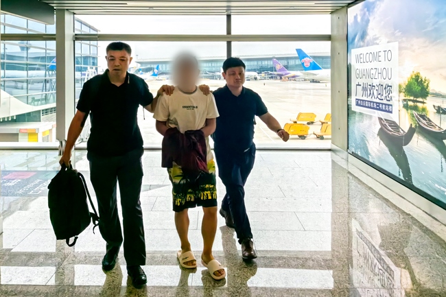 一名潛逃柬埔寨的犯罪嫌疑人被押解回國。公安部供圖