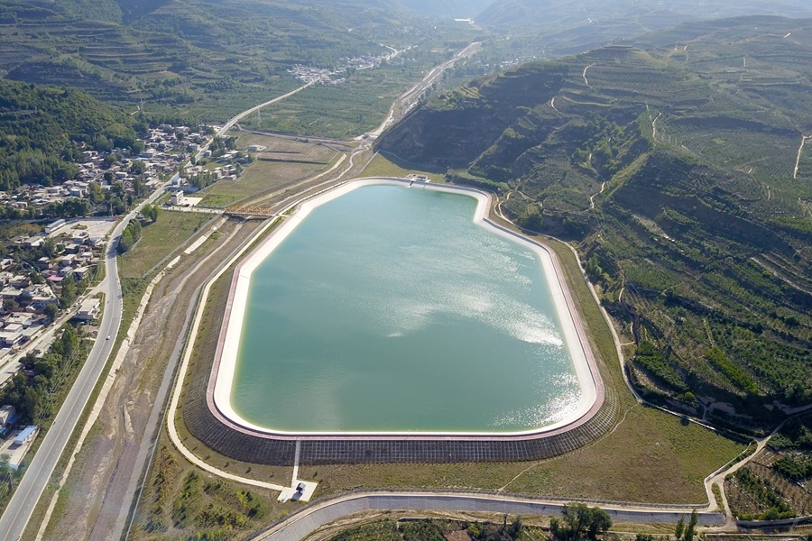 這是在天水市拍攝的已投用的天水城區(qū)引洮供水工程楊家灣調(diào)蓄水池（無(wú)人機(jī)照片）。新華社記者 范培珅 攝