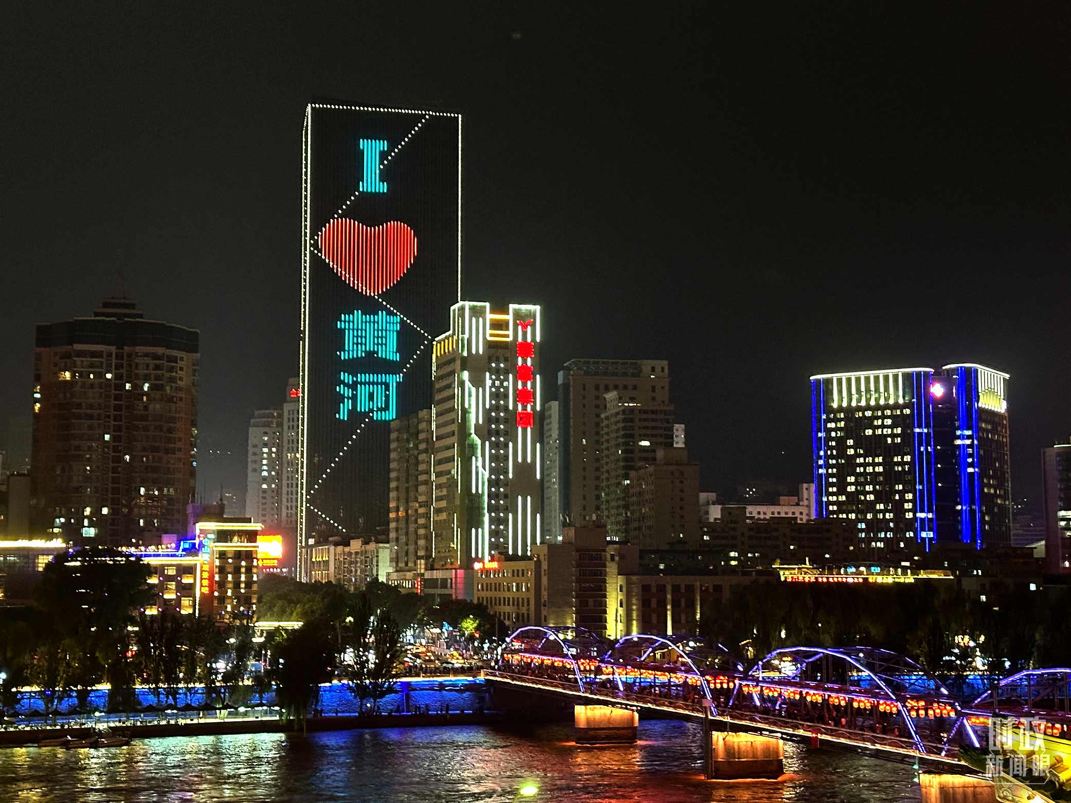 △黃河蘭州中山橋段夜景。（總臺央視記者趙化拍攝）