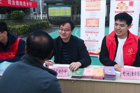 2022年11月9日，在杭州市臨安區(qū)太陽(yáng)鎮(zhèn)上太陽(yáng)村，臨安區(qū)太陽(yáng)司法所所長(zhǎng)方凱（右二）現(xiàn)場(chǎng)解答法律問(wèn)題。 新華社記者 徐昱 攝