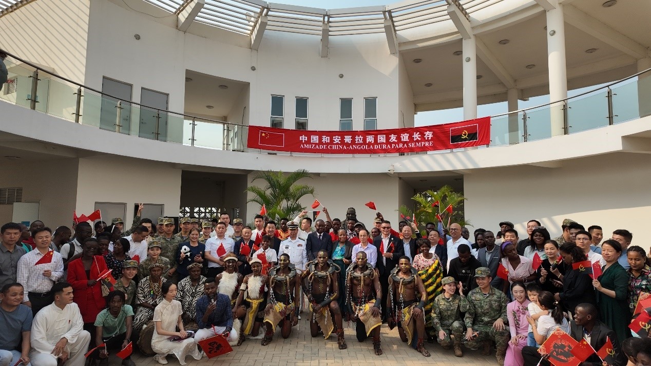 文化聯(lián)誼活動合影。內(nèi)圖大學(xué)孔子學(xué)院供圖