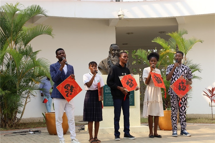 孔院學(xué)生演唱歌曲《故鄉(xiāng)的云》。內(nèi)圖大學(xué)孔子學(xué)院供圖