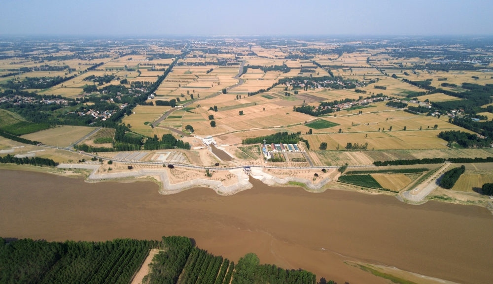 2024年6月19日，位于黃河高青段的馬扎子引黃閘開閘引水（無人機(jī)照片）。5月1日至6月18日，山東省累計(jì)啟用引黃閘63座，引黃河水量10.06億立方米，保障農(nóng)業(yè)灌溉需求。