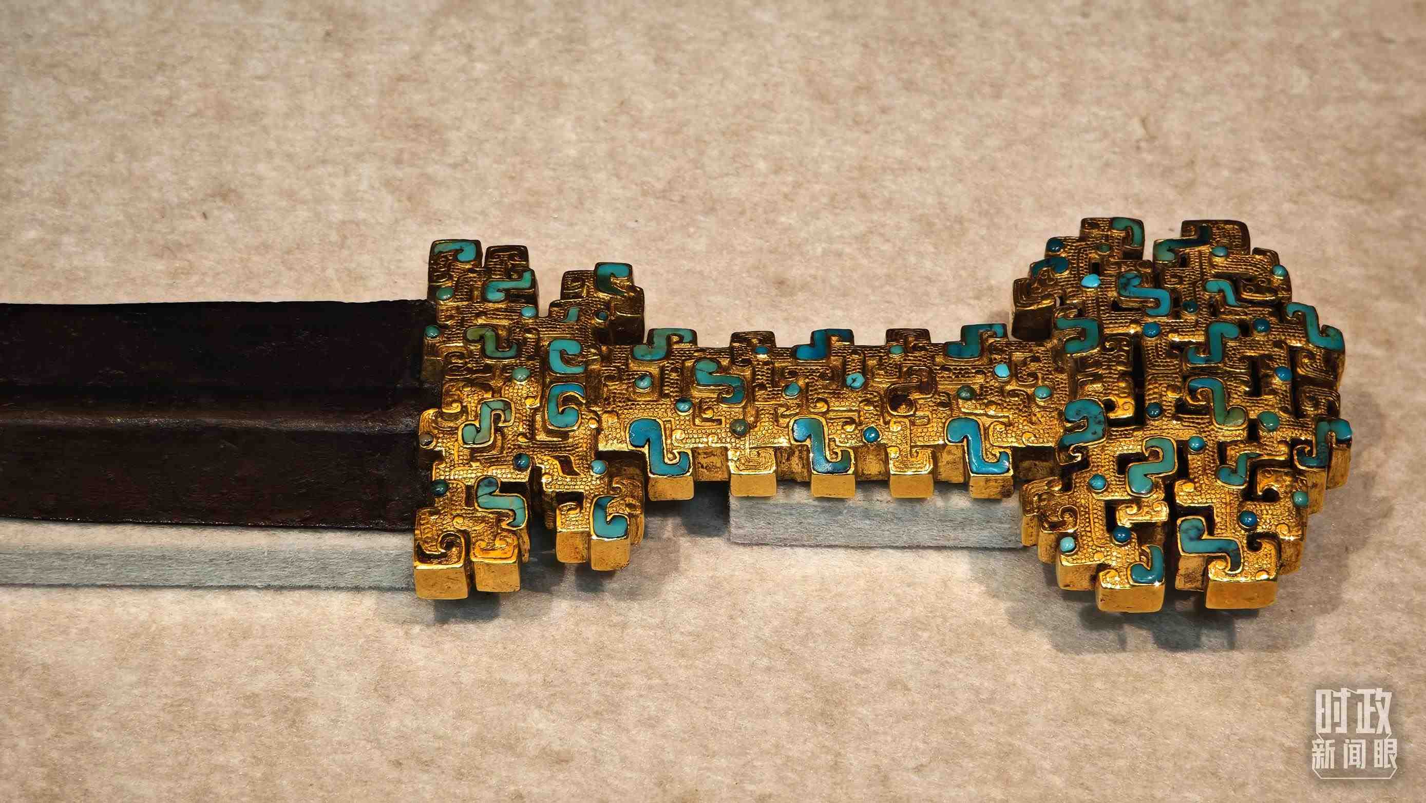 △這是1992年寶雞市益門二號墓出土的金柄鐵劍，劍柄嵌有綠松石。（總臺央視記者彭漢明拍攝）