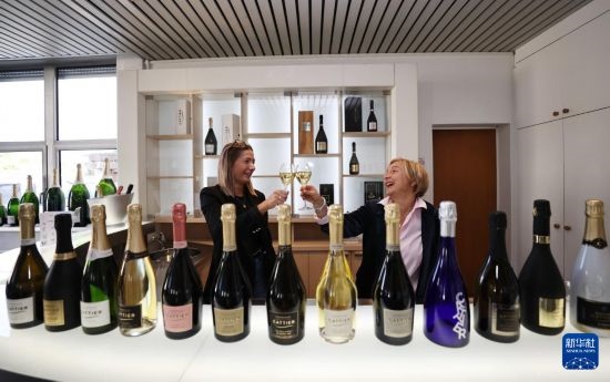 9月13日，在法國蘭斯附近的希尼萊羅斯，人們在佳醍亞總部享用香檳酒。新華社記者 高靜 攝