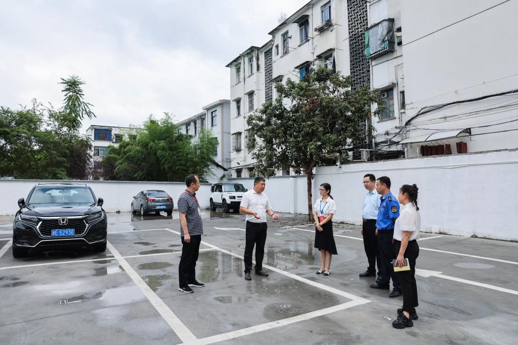 2024年9月11日，在浙江省湖州市，湖州吳興區(qū)人大代表、人大飛英街道工委代表及塔下街社區(qū)代表前往已改建的一處停車場進行實地調(diào)研，監(jiān)督該改建項目的完成情況。新華社記者 徐昱 攝
