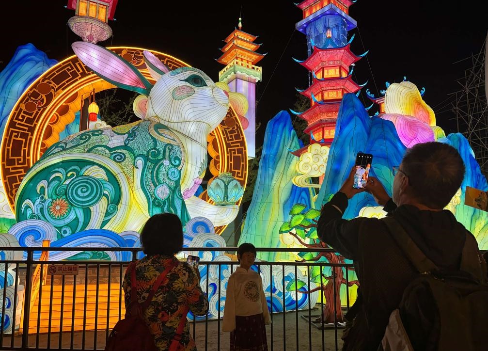 市民游客在2024年北京中秋國慶彩燈游園會(huì)欣賞彩燈。新華社記者楊淑君 攝
