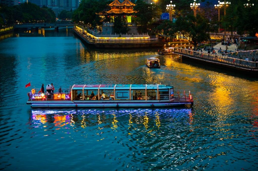 成都“夜游錦江”火鍋船。（唐斌治 攝）