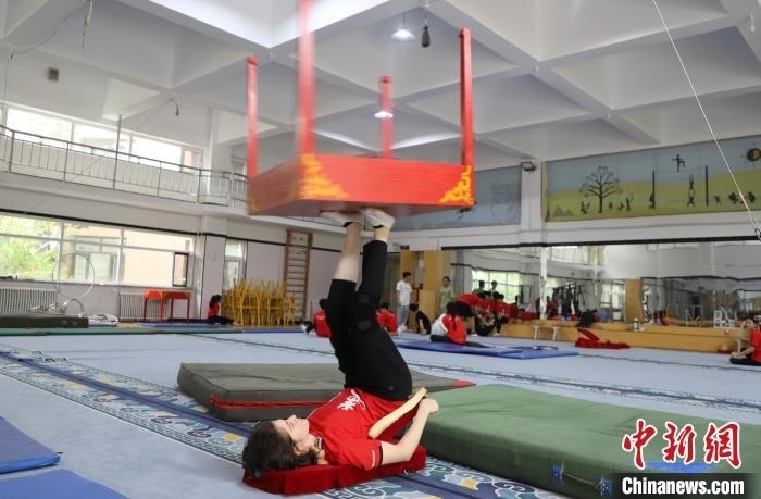 9月13日，美國雜技學(xué)員杰克正在中國“雜技之鄉(xiāng)”吳橋練習(xí)“蹬技”。 馬天龍 攝