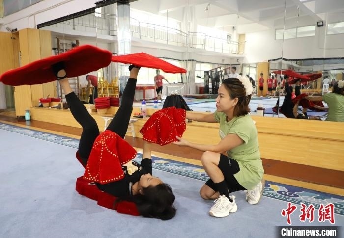 9月13日，來自老撾的紅姆(右)指導(dǎo)學(xué)員雜技動作。 馬天龍 攝