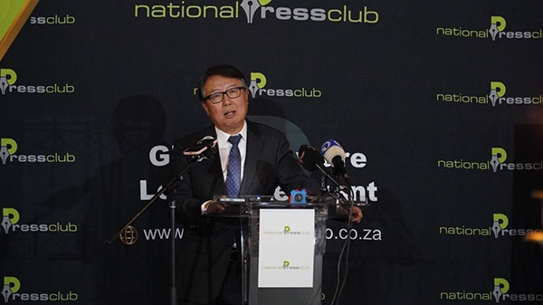 駐南非大使吳鵬出席中國駐南非使館同南國家新聞俱樂部聯(lián)合舉辦的中非合作論壇峰會成果宣介會并發(fā)表主旨講話。人民網(wǎng) 劉暢攝