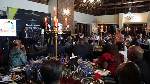 吳大使回答記者提問。人民網(wǎng) 劉暢攝