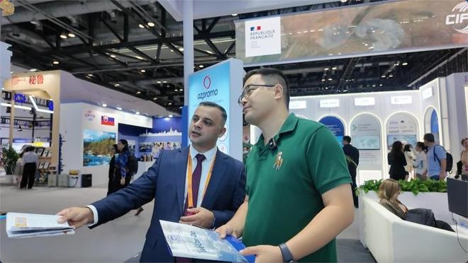 伊和·阿塔里扎德介紹阿塞拜疆產(chǎn)業(yè)園。人民網(wǎng)記者 楊倩攝