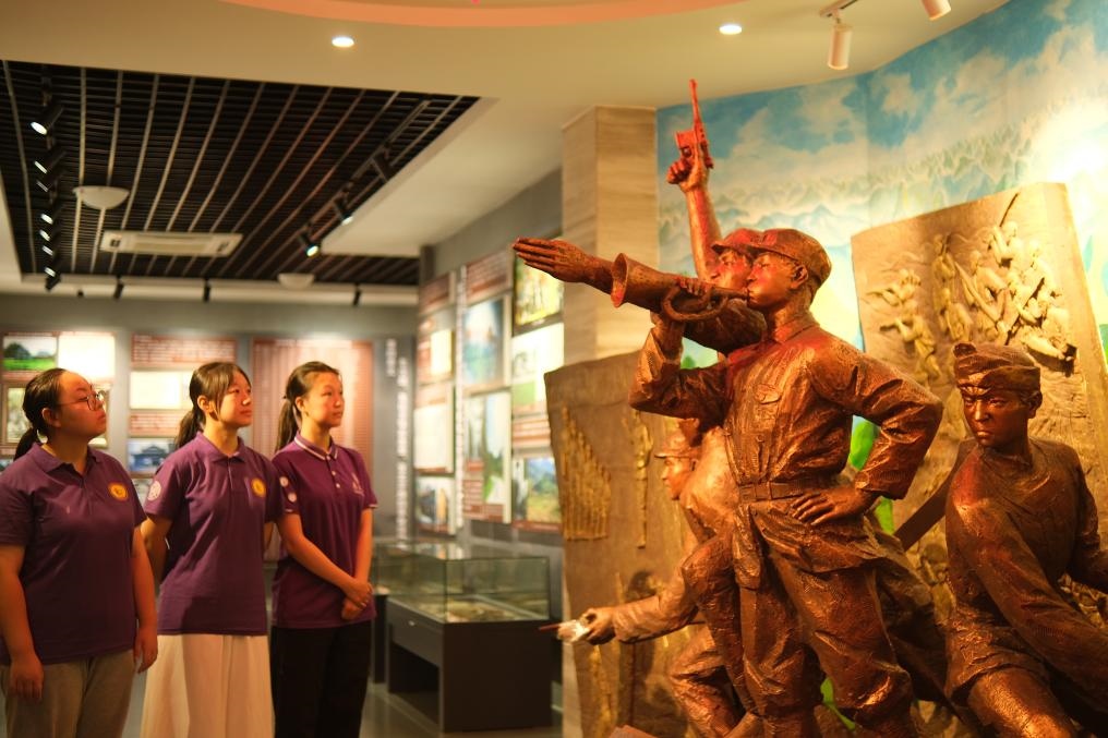 7月26日，南開大學(xué)實(shí)踐隊(duì)在環(huán)江革命陳列館了解毛南族人民在黨的領(lǐng)導(dǎo)下進(jìn)行革命斗爭的歷程。（受訪者供圖）