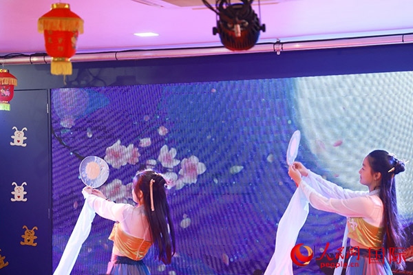 巴西華僑華人表演舞蹈《千里共嬋娟》。人民網(wǎng)記者 陳海琪攝