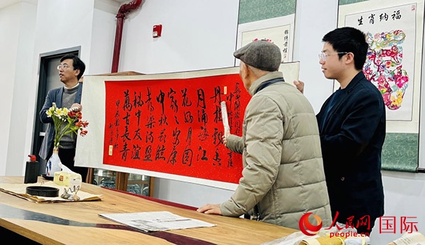 旅秘書法家向現(xiàn)場觀眾展示書法作品。人民網(wǎng)記者 宋亦然攝
