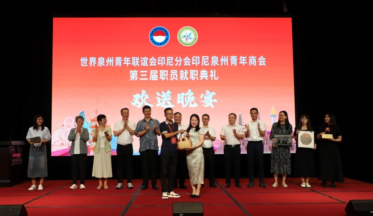 工藝大師們向阿拉扎大學孔子學院捐贈手工藝術(shù)品。阿拉扎大學孔子學院供圖