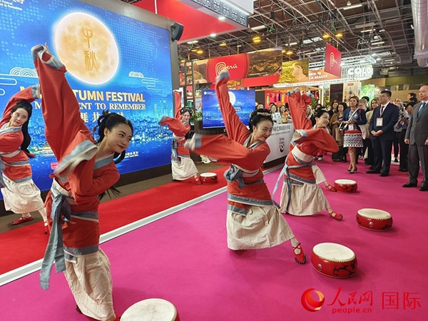 “你好！中國(guó)”展臺(tái)開幕式上的中國(guó)傳統(tǒng)舞蹈表演。人民網(wǎng)記者 尚凱元攝