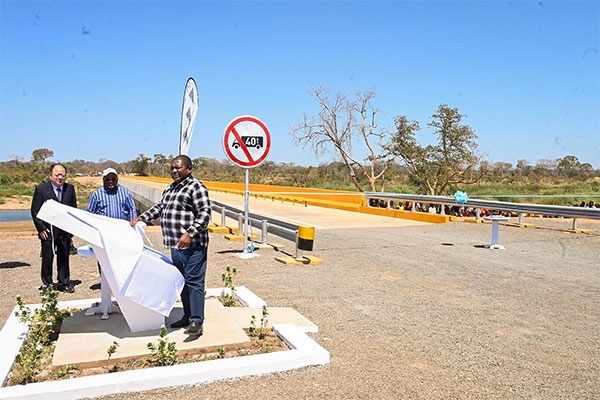 莫桑比克總統(tǒng)菲利佩·雅辛托·紐西（右）出席大橋通車儀式。中國(guó)電建供圖