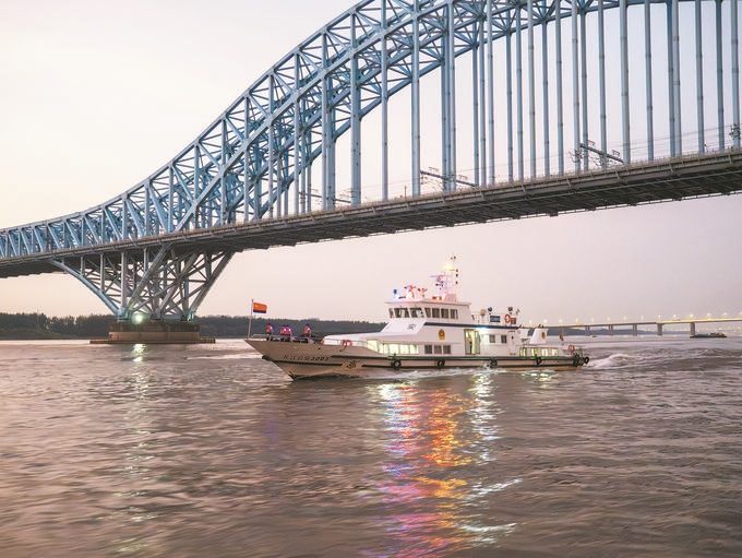 8月12日，長(zhǎng)江航運(yùn)公安局南京分局組織民警輔警駕乘警用巡邏船在轄區(qū)水域開展巡邏檢查。江寧攝