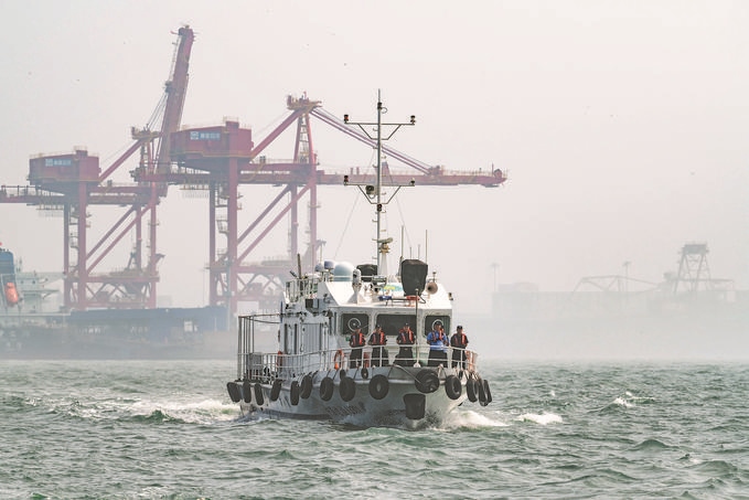 ?7月5日，秦皇島出入境邊防檢查站聯(lián)合秦皇島市公安局水陸巡特警支隊(duì)開展海上聯(lián)合巡航。陳凈萱攝