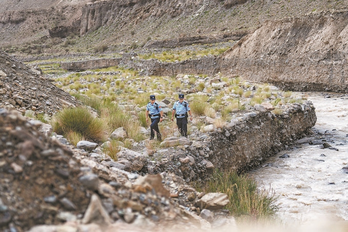 7月19日，新疆邊檢總站克州邊境管理支隊(duì)康蘇邊境檢查站民警輔警來(lái)到轄區(qū)烏恰縣康蘇水庫(kù)開展巡邏。明懿攝