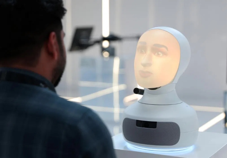 2024年9月12日，在沙特阿拉伯首都利雅得舉行的第三屆全球人工智能峰會(huì)上，一名參會(huì)者與“對(duì)話機(jī)器人”交流。新華社記者 王東震 攝