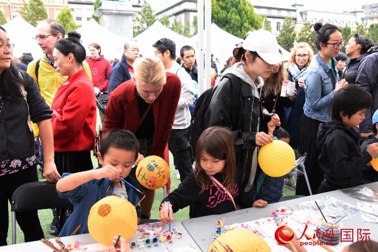 小朋友參加燈籠繪畫體驗。人民網(wǎng)記者 殷淼攝