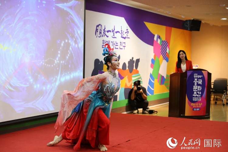 中國演員在中國文化周開幕式上表演舞蹈。人民網(wǎng)記者 莽九晨攝