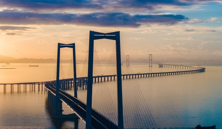 2024年6月27日，沐浴在晨曦中的深中通道（無人機照片）。新華社記者毛思倩 攝