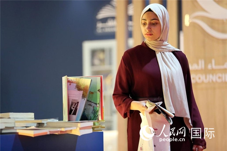 一名女性走過展臺(tái)。人民網(wǎng) 奧馬爾·哈利勒攝