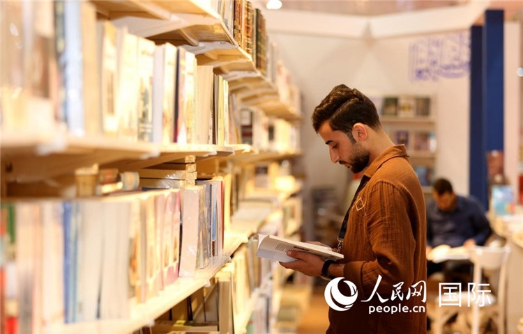 一位民眾在讀書。人民網(wǎng)中東中心分社奧馬爾·哈利勒攝