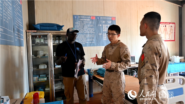 圖4 介紹醫(yī)療設施。孫千攝