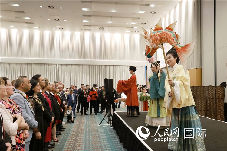 2、留學(xué)生表演了漢服展示《絲路霓裳》。邢雪攝