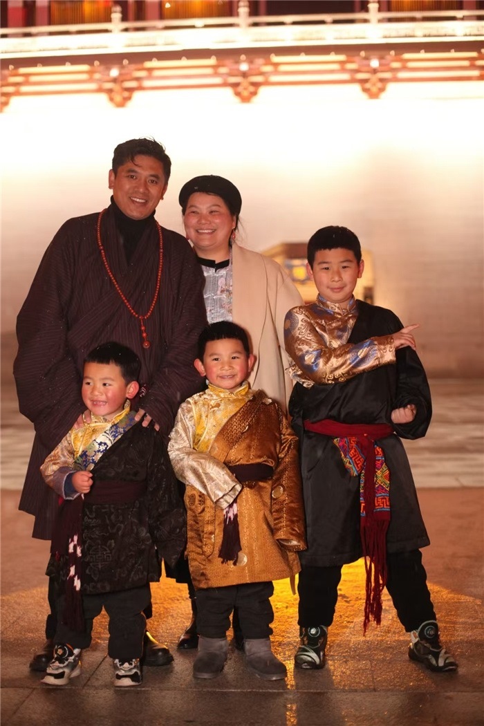 康定的節(jié)日氛圍多元和諧。圖為2024年元宵夜，洛讓銀登一家五口在旅行中拍攝的合影。資料圖片
