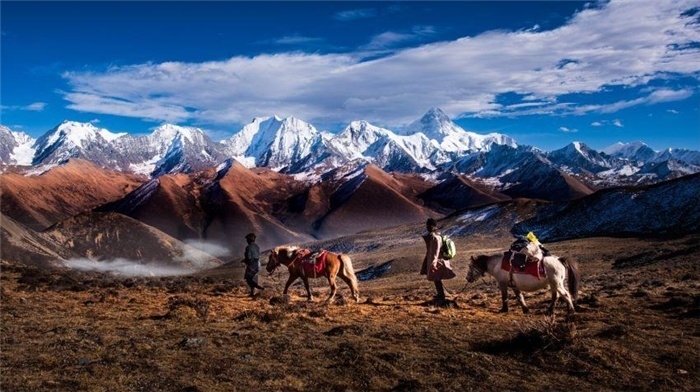 “守護貢嘎”是當?shù)卮迕駱闼氐男拍詈妥园l(fā)的行動。圖為貢嘎山“馬背巡護隊”開展日常巡護工作 林革文攝